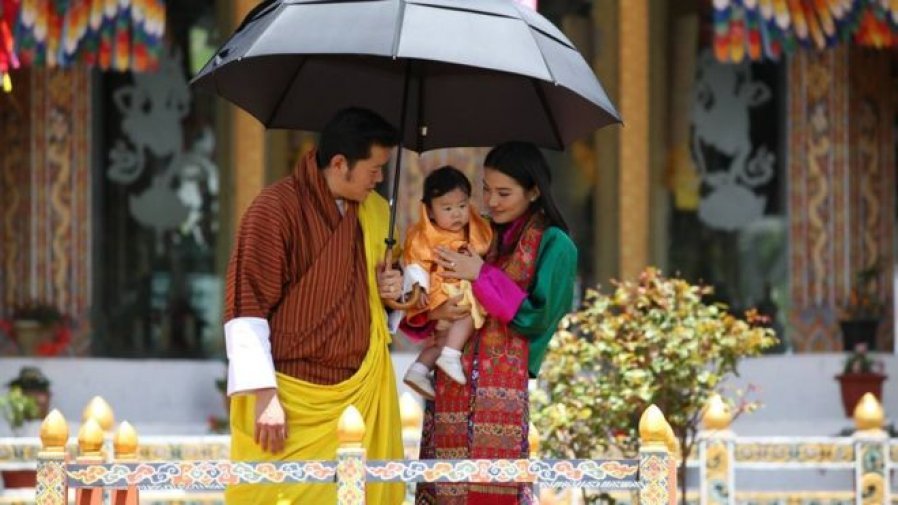 不丹王宫发言人对BBC表示，不丹民众都想保护小王子，并成为小王子生活的一部分。她说：“我们都为看到他的成长，并成为他成长过程中所有里程碑的一部分而感到自豪。”